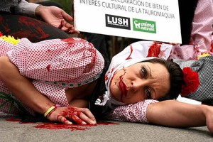 Activistas desnudas y ensangrentadas contra las corridas de toros en Barcelona