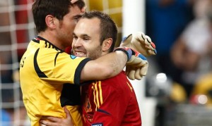 Iker Casillas e Iniesta con La Roja (Foto Sefutbol)