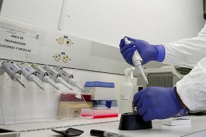 Ciencia medicos laboratorio pastillas (Foto Moncloa)