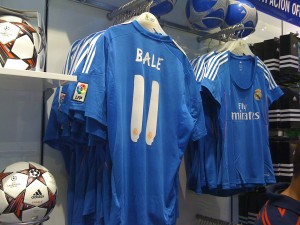 Segunda equipación del Real Madrid con el dorsal de Bale