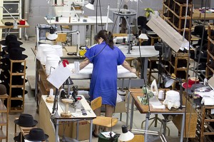 Trabajadora en un taller (Foto Moncloa)