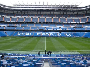 Estadio Santiago Bernabéu (Foto Wikipedia) Estadio Santiago Bernabéu (Foto Wikipedia) By uggboy (http://www.flickr.com/photos/uggboy/4170259823/) [<a href="http://creativecommons.org/licenses/by/2.0">CC-BY-2.0</a>], <a href="http://commons.wikimedia.org/wiki/File%3AThe_Santiago_Bernabeu_Stadium_-_U-g-g-B-o-y.jpg">via Wikimedia Commons</a>   