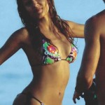 Hiba Abouk posa en bikini estampado en la playa