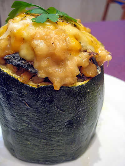 Calabacín relleno con trompetas de la muerte y garbanzos