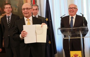 Montoro, con el informe de reforma fiscal (Foto: Ministerio Hacienda)