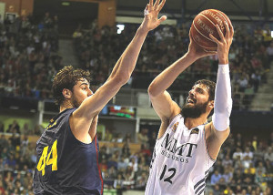 Tomic contra Mirotic en un Barça-Madrid (Liga ACB)