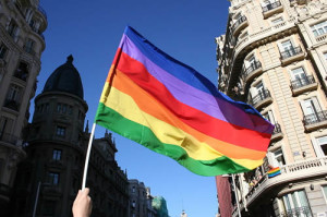 Bandera gay ondeando durante el Día del Orgullo Gay 2008 en Madrid (By Onanymous (Own work) [GFDL or CC-BY-3.0], via Wikimedia Commons)