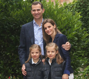 Don Felipe, con Letizia Ortiz y sus hijas (Foto Casa Real)