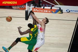 Gasol encestando (Foto FEB)