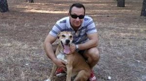 Javier Limón, con el perro sacrificado, Excálibur