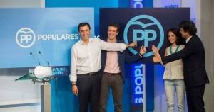 Nuevos dirigentes del PP con el nuevo logo del partido (Foto PP)