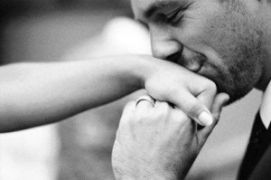EL BESO EN LA MANO