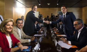Rajoy y Rivera firman el pacto entre PP y Ciudadanos (Foto PP)