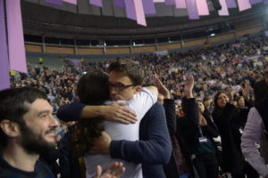 Errejón y Pablo Iglesias se abrazan en la Asamblea de Podemos (Foto Podemos)