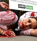 Activistas desnudas y ensangrentadas contra las corridas de toros en Barcelona