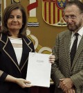 Fátima Báñez con el informe (Foto La Moncloa)