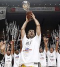 Reyes, con la copa de campeón de Liga del Real Madrid de baloncesto (Foto: Liga ACB Endesa)