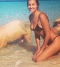 Irina Shayk, rodeada de cerdos