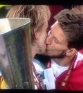 Beso entre Rakitic y Daniel Carriço