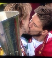 Beso entre Rakitic y Daniel Carriço