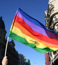 Bandera gay ondeando durante el Día del Orgullo Gay 2008 en Madrid (By Onanymous (Own work) [GFDL or CC-BY-3.0], via Wikimedia Commons)