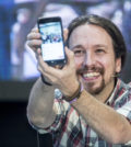 Pablo Iglesias con su móvil (Foto: Podemos)