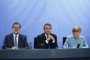 Rajoy con Macron y Merkel (Foto: Moncloa)