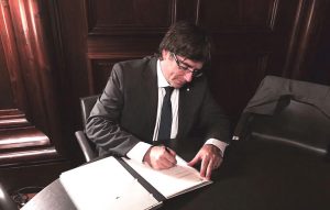Puigdemont firmando la Ley del Referéndum
