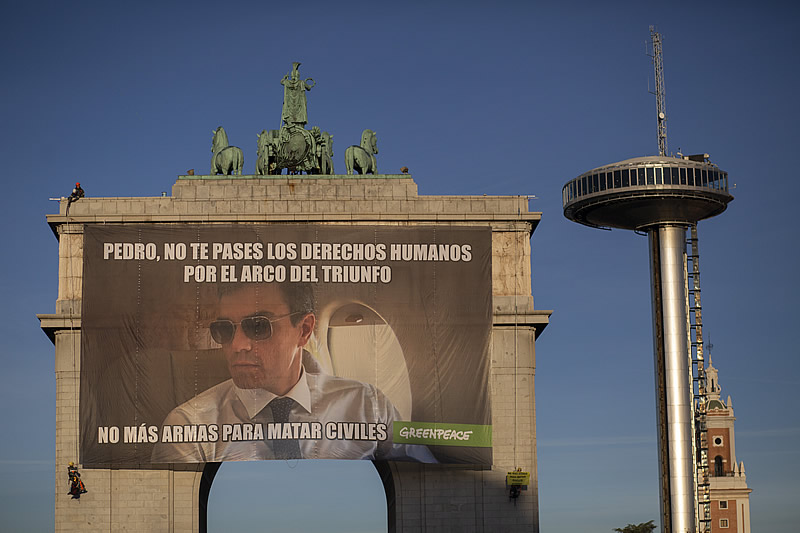 Activistas de Greenpeace cuelgan un meme gigante